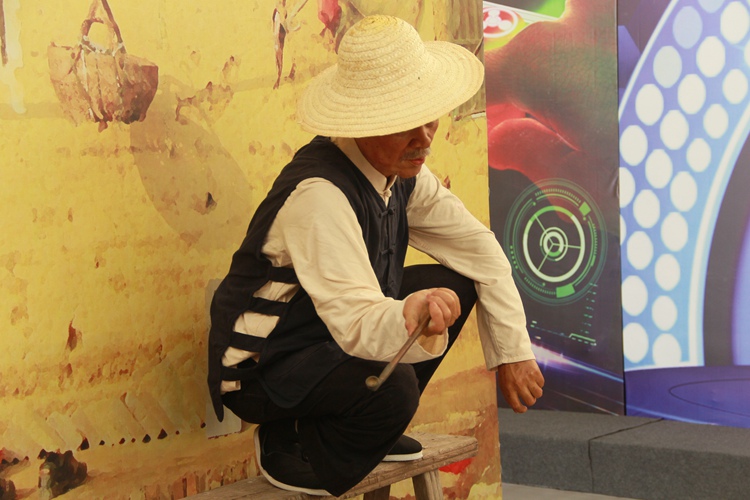 农民形象的蜡像亮相展览.