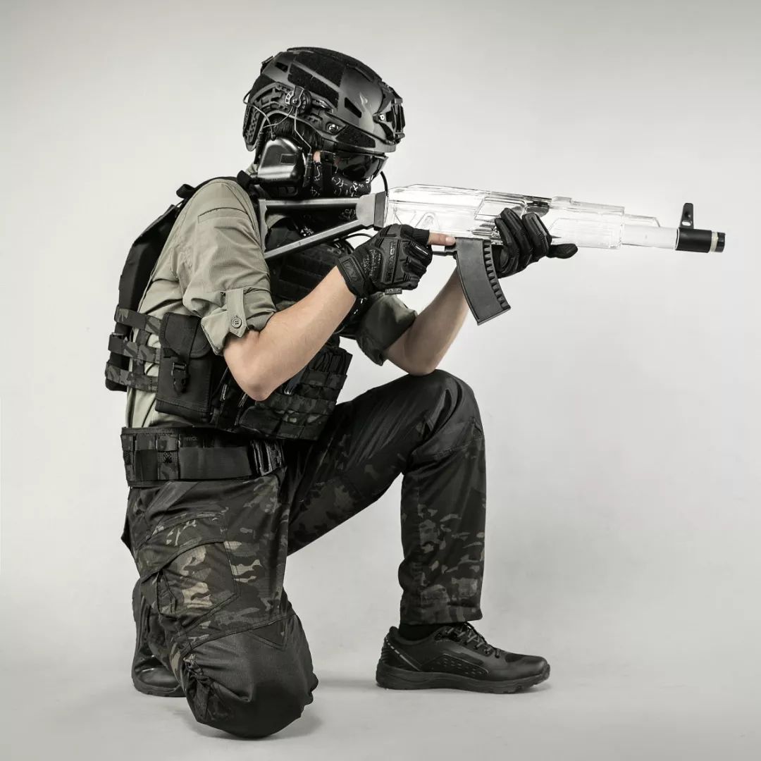 穿迷彩服≠土气,暗夜迷彩或许能扭转这种偏见