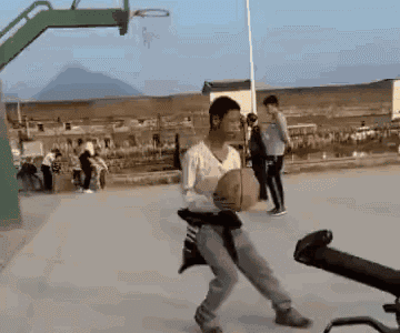 真不是碰瓷？你引擎盖上有鸟屎，大爷帮你擦擦！