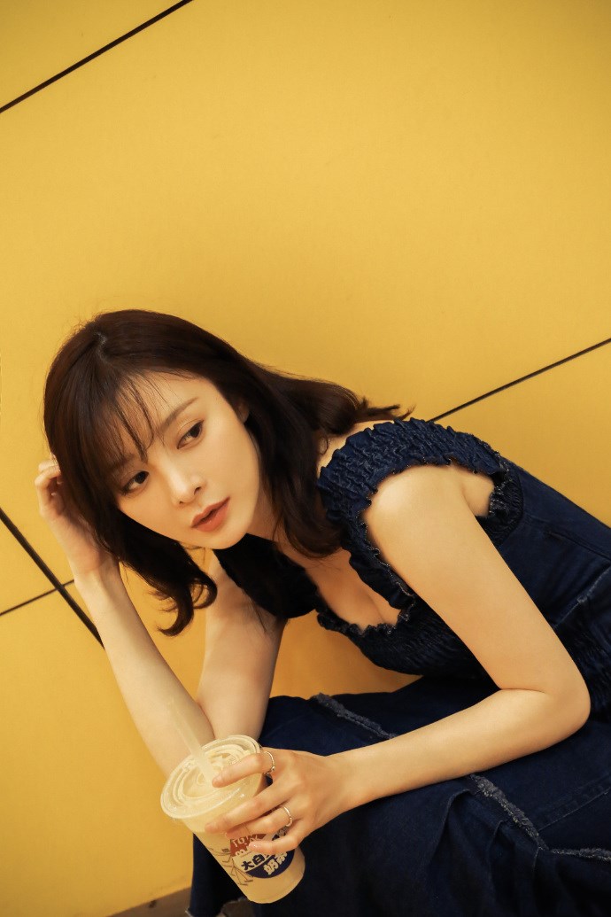 王瑞子一袭深蓝色牛仔吊带连衣裙甜美可人,傲娇身材超惹眼