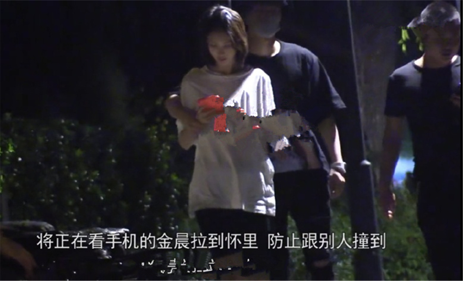 金晨新恋情曝光,和小5岁董又霖深夜约会,街头牵手还当众接吻