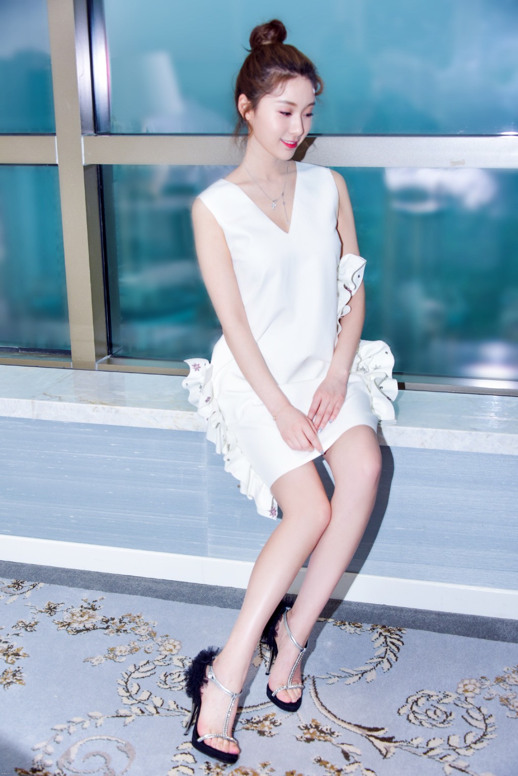 王子璇出席活动22岁穿拼接上衣配运动短裤尽显青春活力