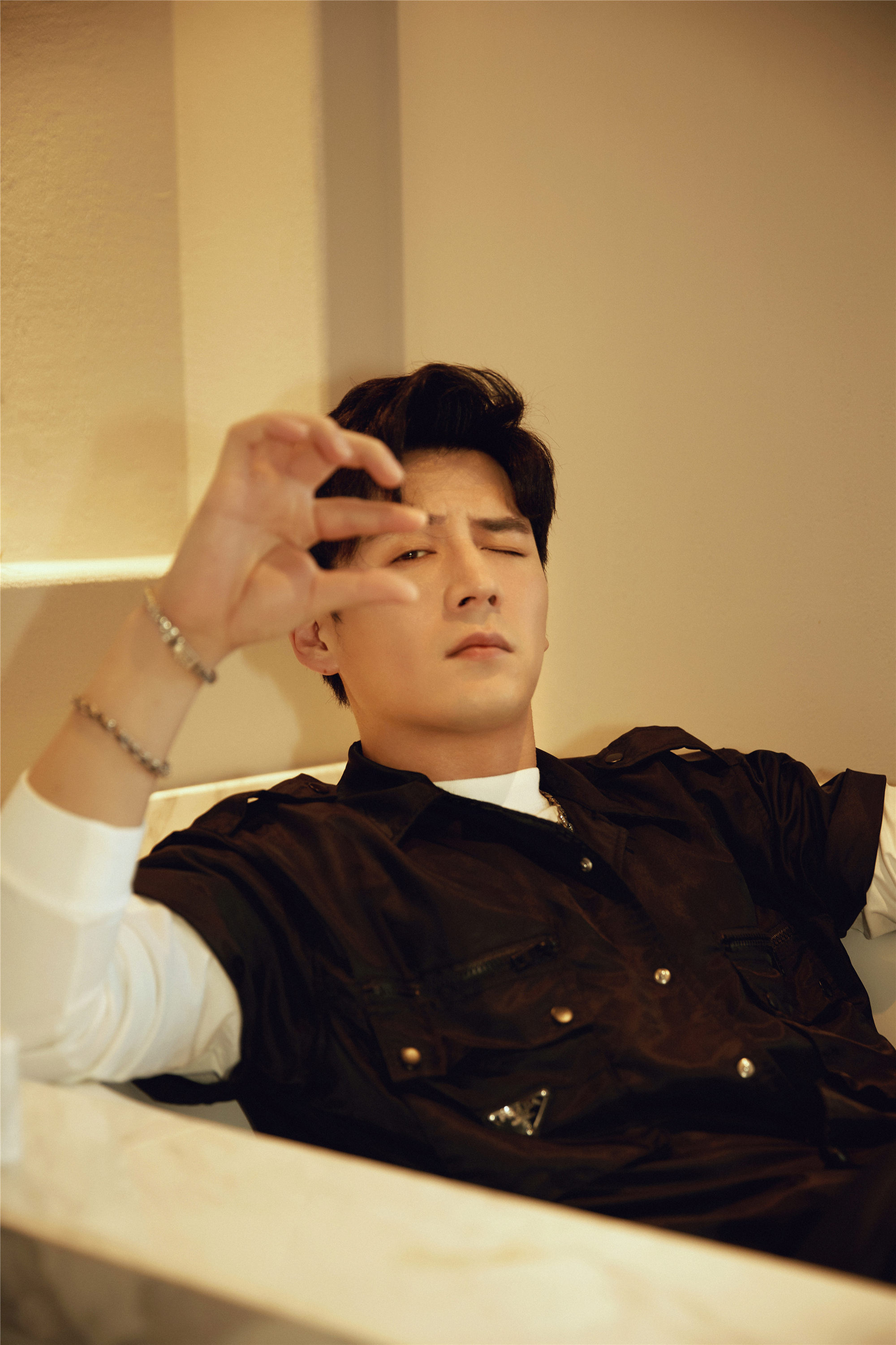 同时曝光两组最新时尚写真,照片中魏千翔目光深邃,眼神沉稳,尽显成熟