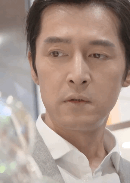 虽然是人气正旺的男神偶像代表,可胡歌今年也已经37岁了,早就不是当初