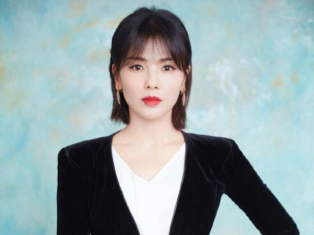 就一直是酷酷的女强人,精明又能干,说她是现实版的霸道女总裁也不为过