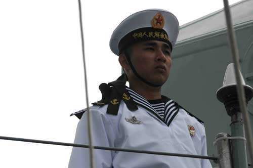 我海军水兵帽有两根飘带究竟有何作用