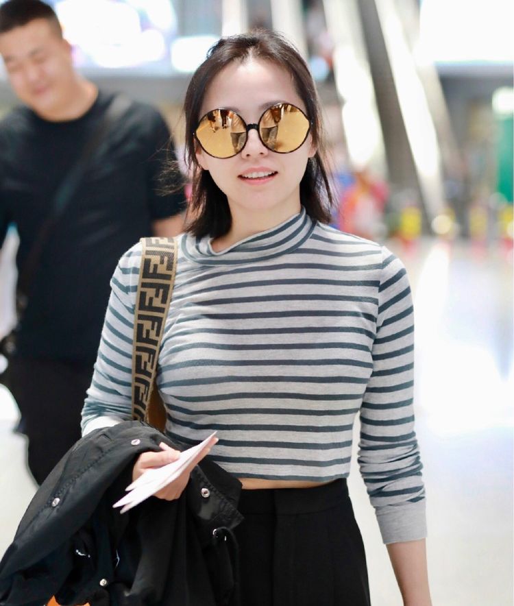 张靓颖胖得自信,穿条纹紧身衣配超短裤,身形丰腴双腿笔直抢镜