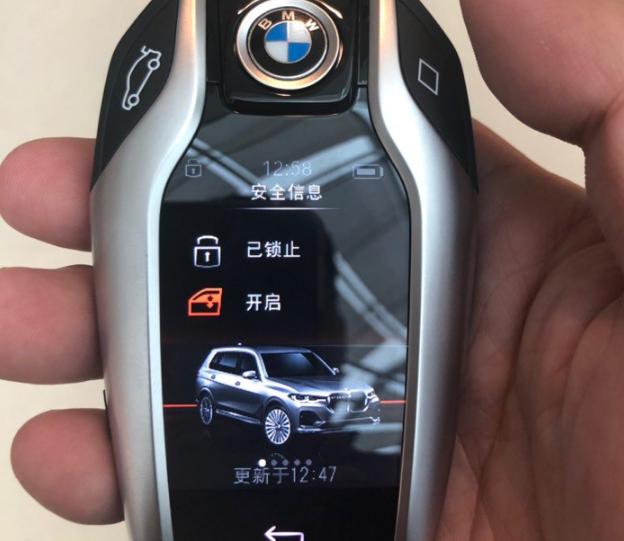 宝马x7的智能车钥匙,一如既往的家族智能化,相比宝马7系轿车的配置