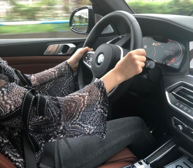 115万元全款买宝马x7平价提现车回程时车主和媳妇轮流开