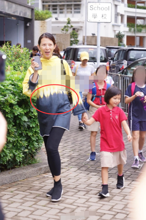 蔡少芬张晋夫妇接女儿放学蔡少芬怀孕7月张晋停工护妻