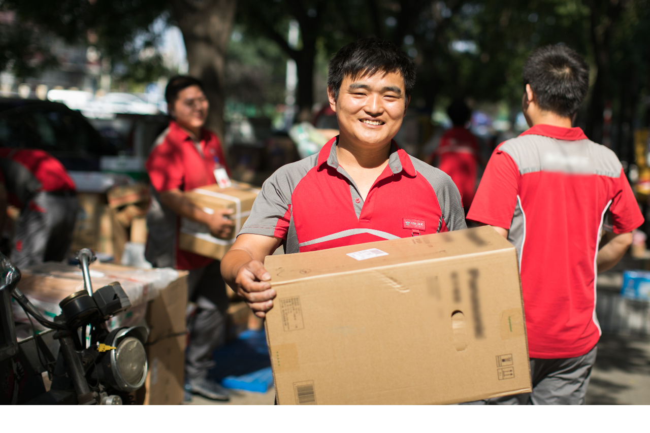 跳东湖致敬夏天京东小哥大放异彩