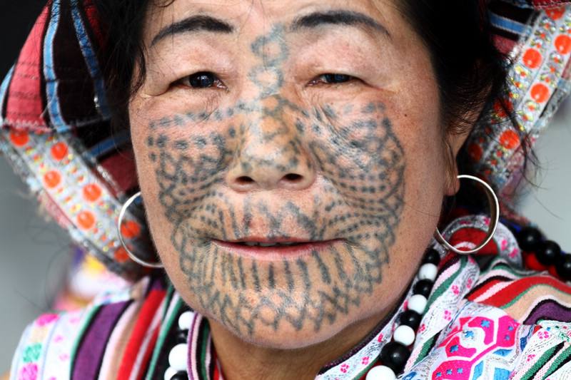 中国与世隔绝的独龙族女子皆以纹面为美美的背后更是无奈