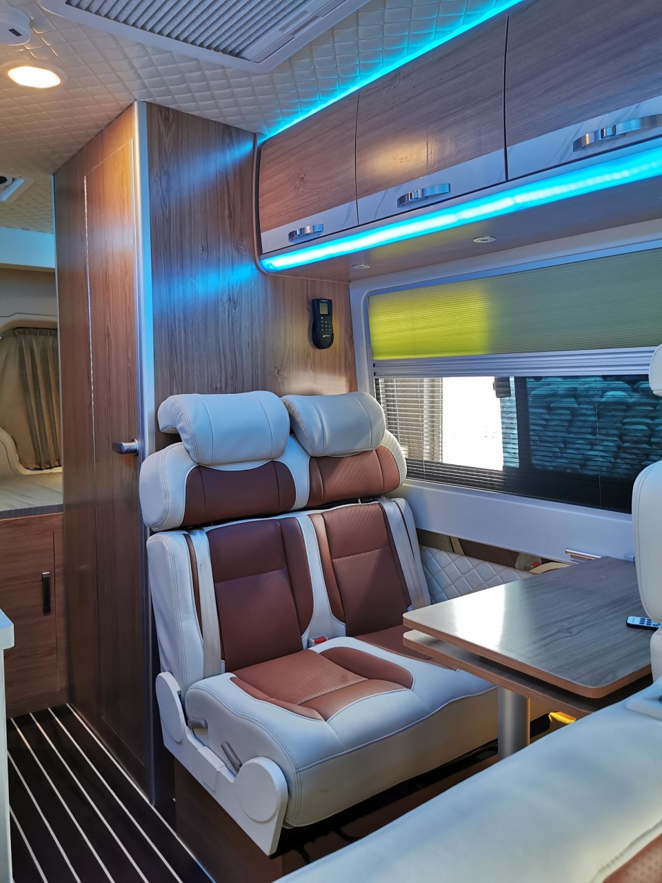 奔驰底盘调效,进口配件内饰,商务旅居两不误,亚星欧睿b型房车