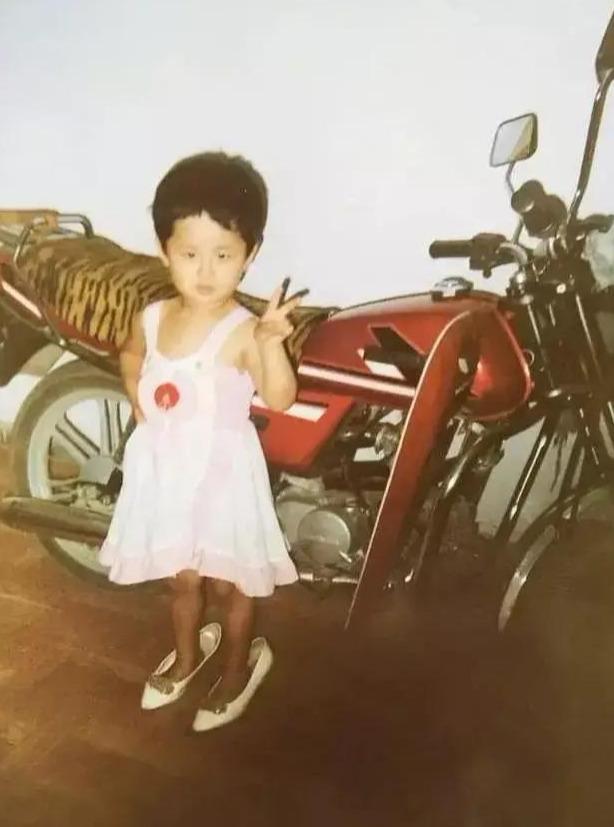 陈都灵感觉小时候没现在好看,倒是学生时代开始变美了~乔欣蘑菇头简直