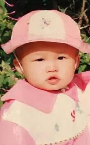 李沁小时候真的不像她,略大点五官长开的时候就完全好看了起来!