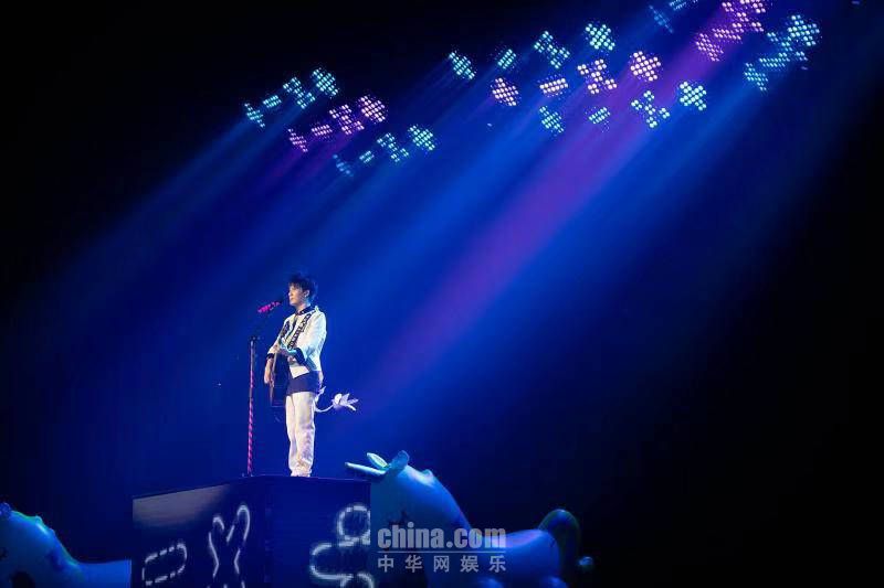 大张伟演唱会压轴新歌 《那些都不是我》飙泪上线