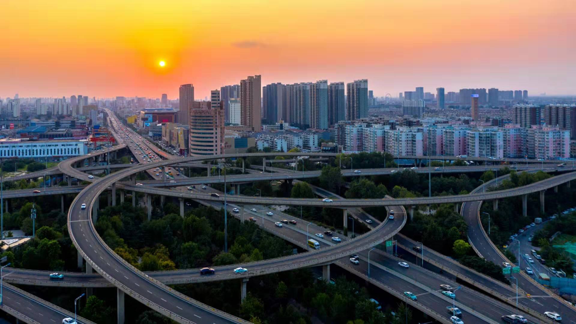 北园立交雄伟壮观夜幕下流光溢彩更加灿烂