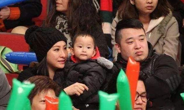 才华大于颜值!曾国祥跟曾志伟一样长得不帅,老婆却貌美如花