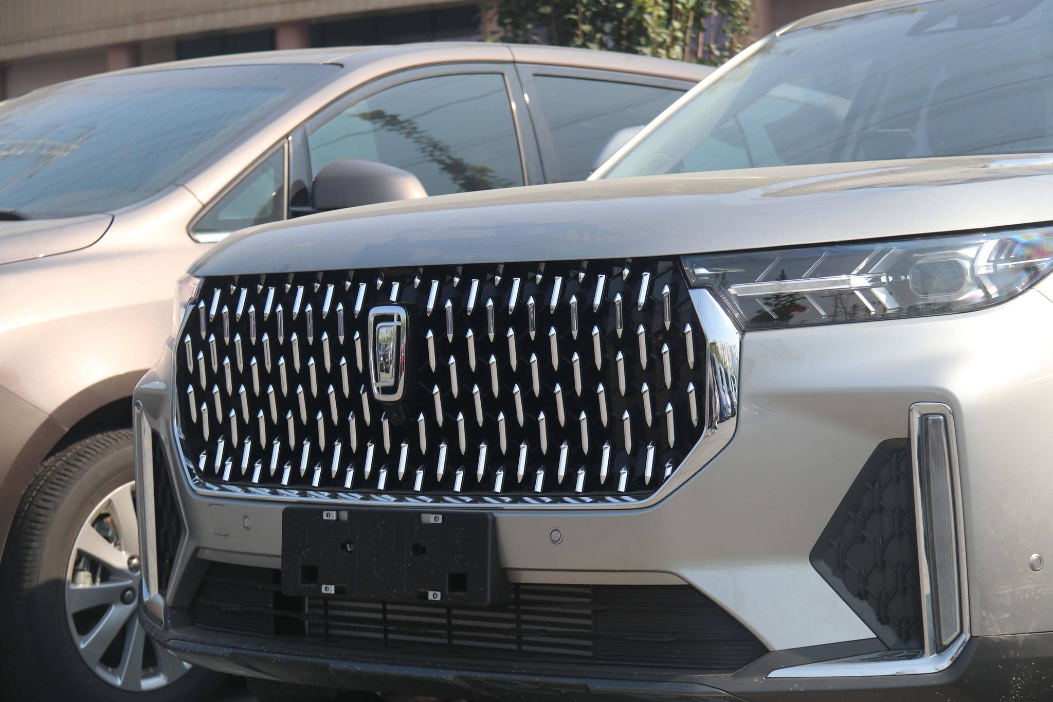 9月3日,汽车头条app拍摄到一组一汽奔腾t99的无伪装实车图,作为奔腾