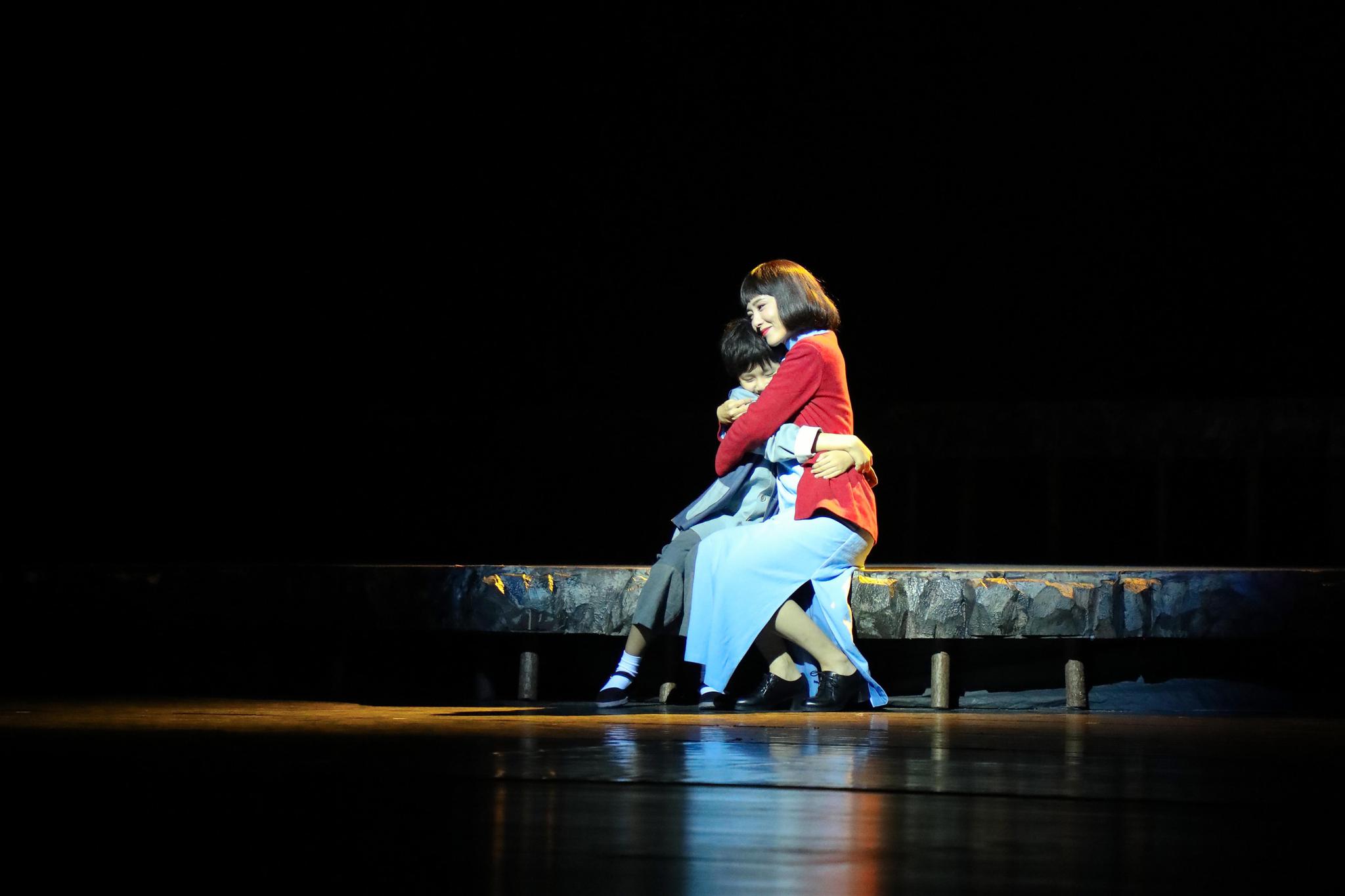 曾黎毕业后首登话剧舞台饰江姐主演红岩魂献礼祖国