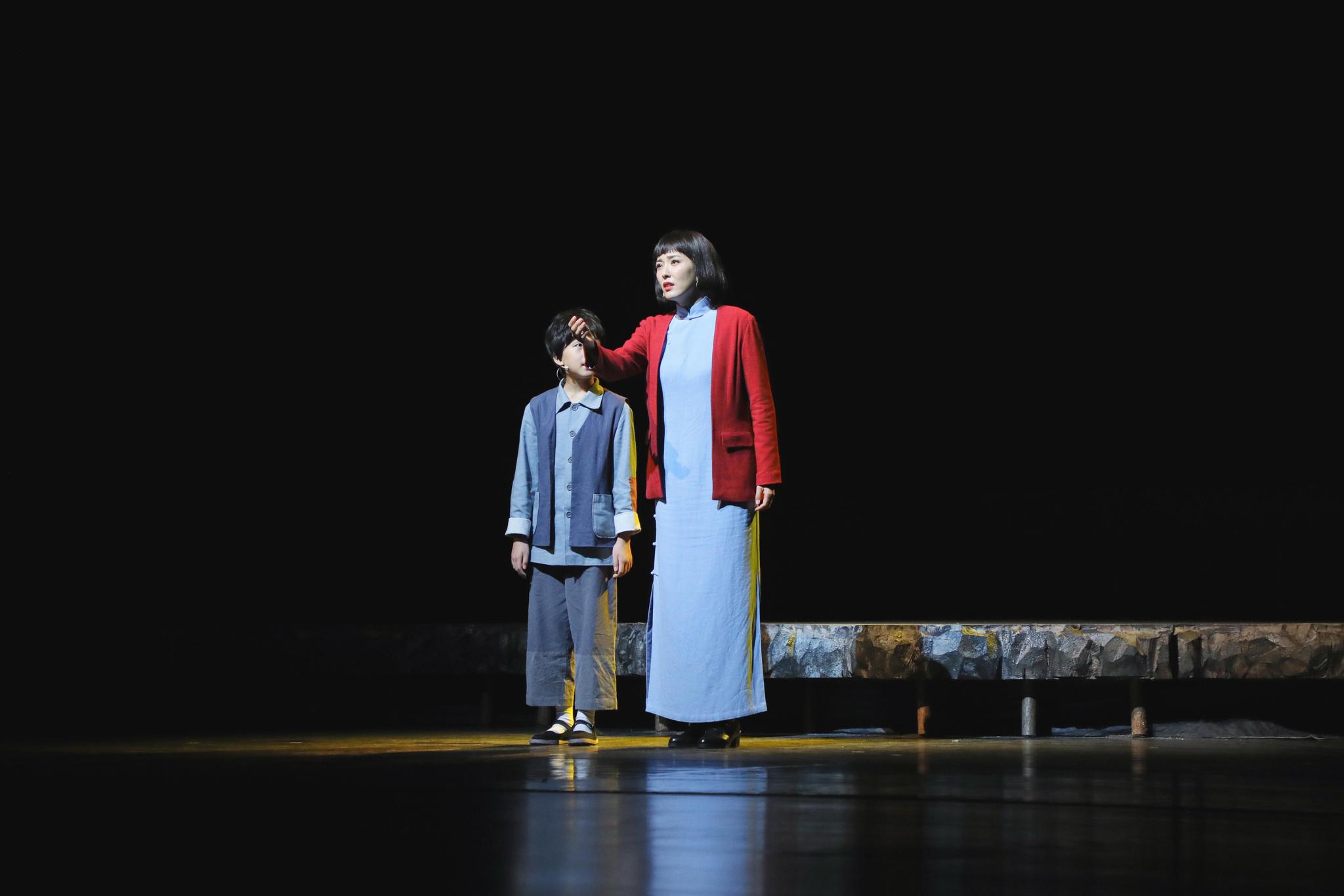 曾黎毕业后首登话剧舞台饰江姐主演红岩魂献礼祖国