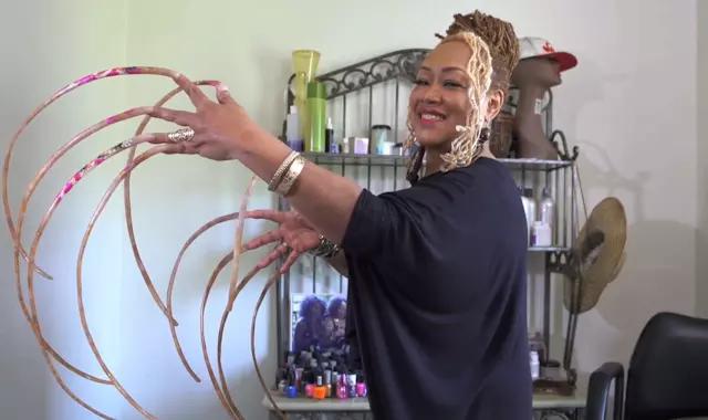 女子20年不剪指甲指甲长达137厘米如今上厕所都需要家人帮忙