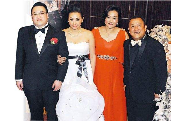 才华大于颜值!曾国祥跟曾志伟一样长得不帅,老婆却貌美如花