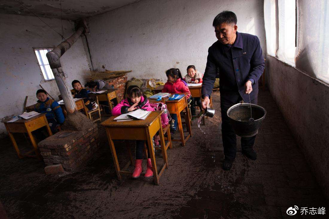 生活环境差,收入低,是导致贫困地区师资力量匮乏的主要原因.