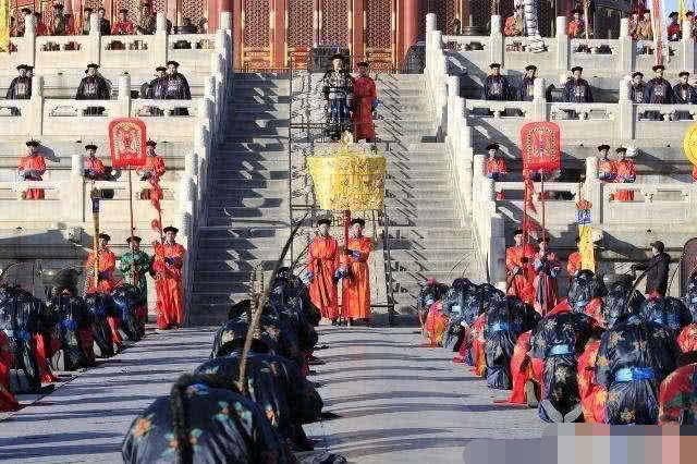 清朝大臣叩见皇帝时要先甩袖子除了礼仪需要保命是另一原因