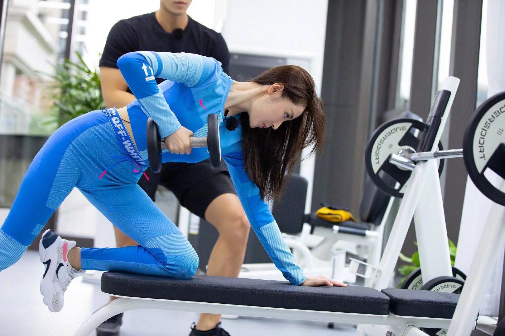 身高165的张天爱,身材管理太优越,穿蓝色套装裙录节目美得精致