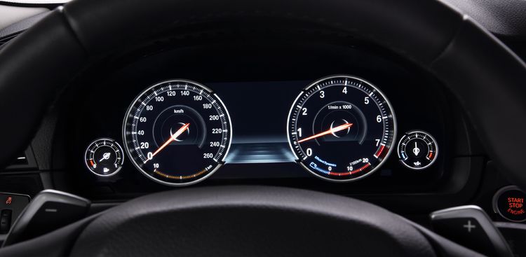 手动挡换挡,到底是看转速表还是时速表?车友:驾校教练教错了?