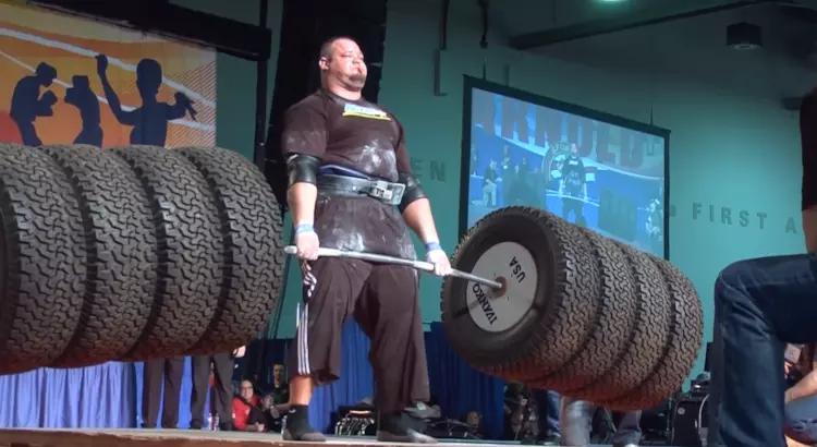 世界最强大力士,举起973斤重的八个巨型轮胎,最后一刻流鼻血了