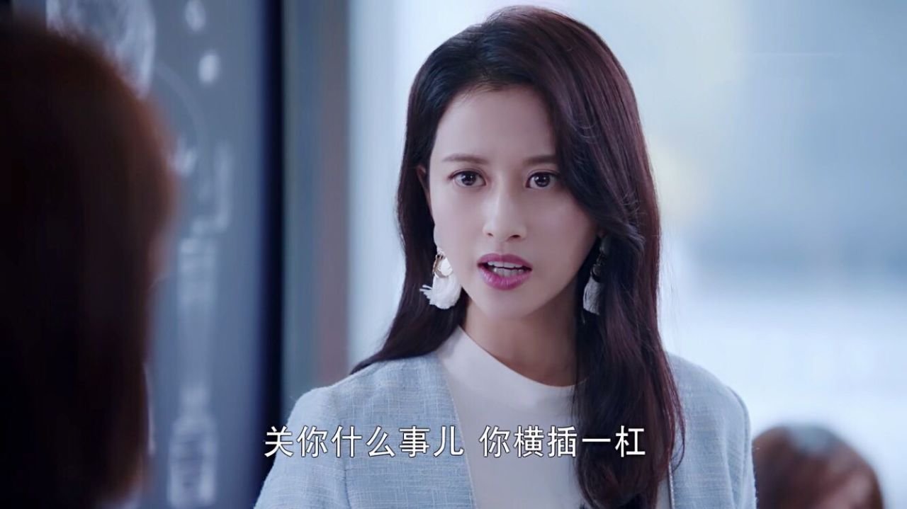 第一个细节:凌宇被女友高婕(陈雅丽饰)要求跪地求婚并亲吻脚的那出戏