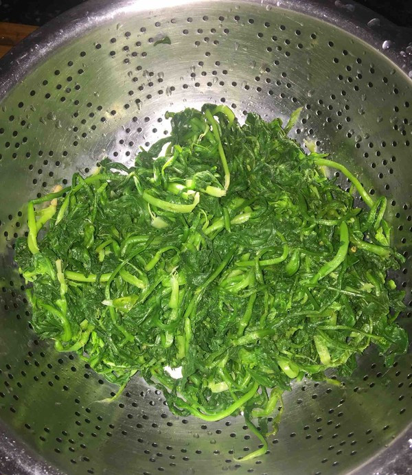 刺儿菜 一份,五花肉馅 2份,南豆腐 半份,肉皮冻 半份,鸡蛋 三颗,葱 半