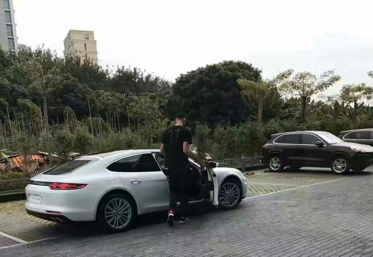 易建联有3台越野车,有一台要加价70万,还有630万法拉利