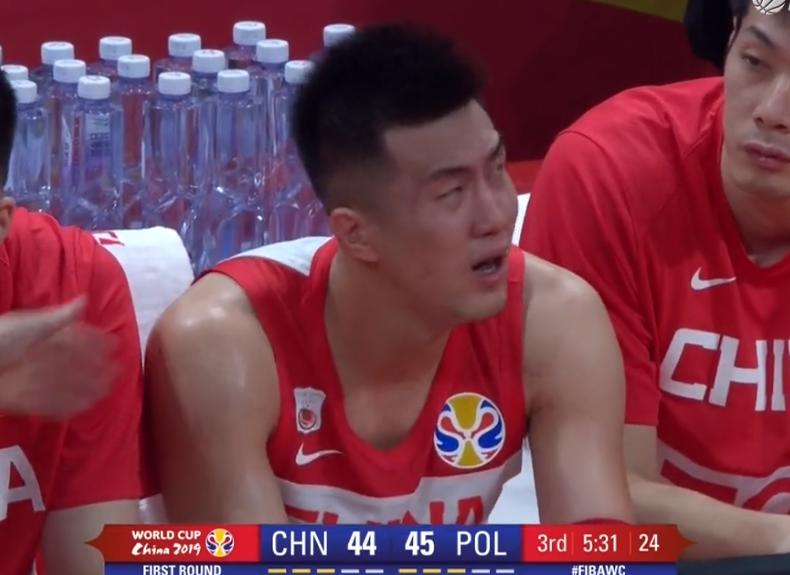 郭艾伦14分钟5犯罚下,痛哭流涕怒砸广告牌,全场球迷高呼黑哨