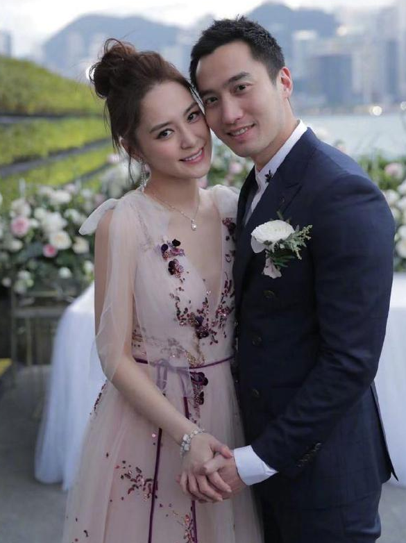 夫妻俩辟谣,造谣者道歉,阿娇赖弘国结婚一年为何卷入出轨闹剧