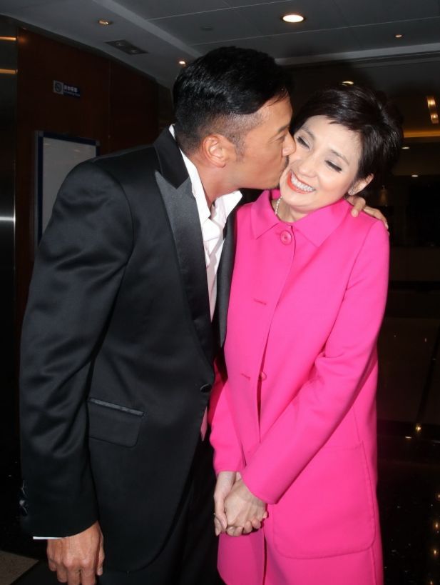 苗侨伟妻子57岁戚美珍现身气质好得意外网友三哥配不上她