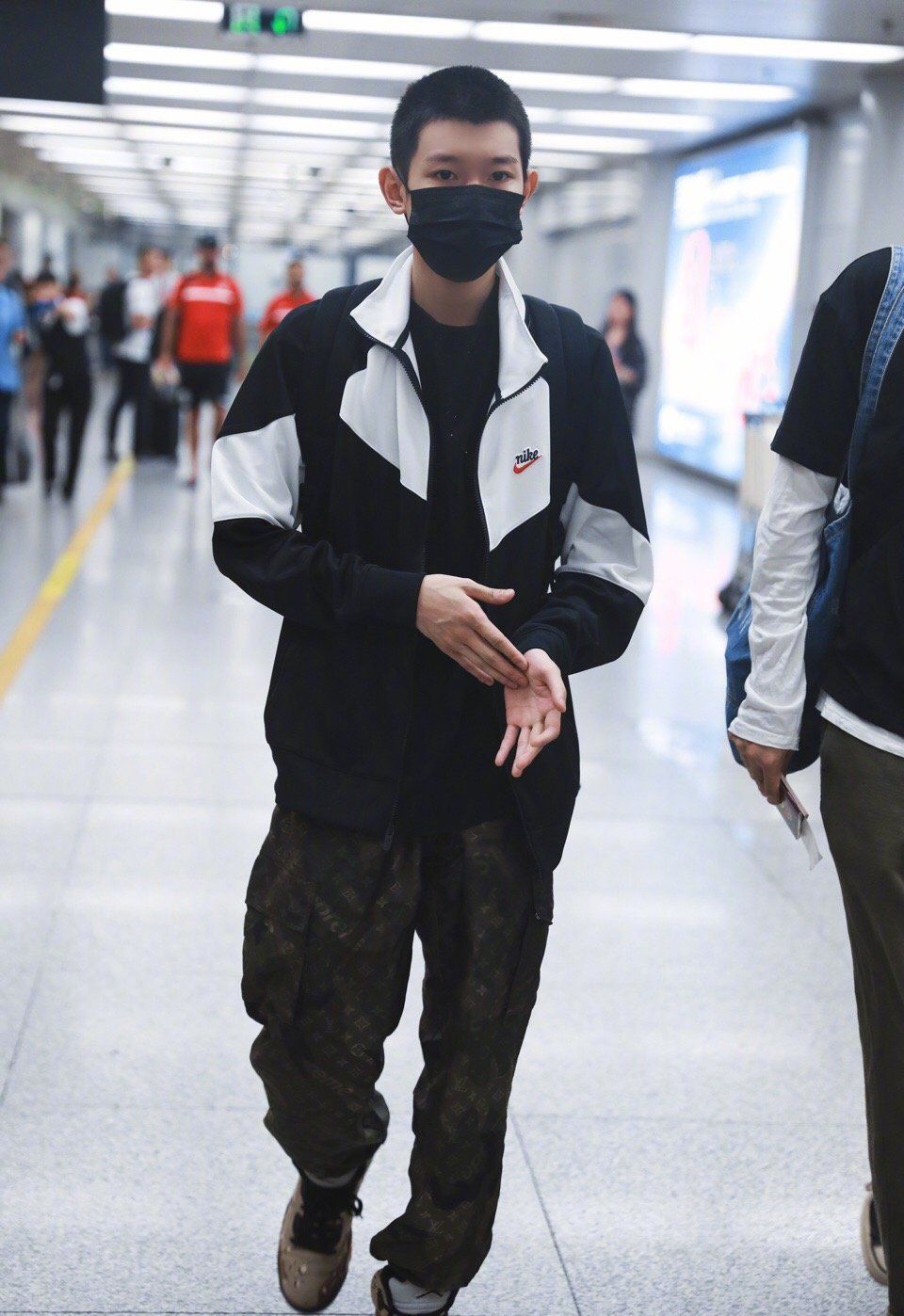 王源留学赶机帅气短发突然变寸头一身路人感运动装超能打