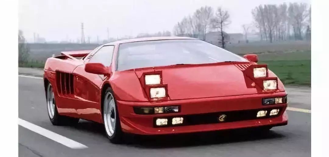 克尔维特c4克尔维特c4的前车灯在翻起状态下,看着与大多数"正经"跳灯