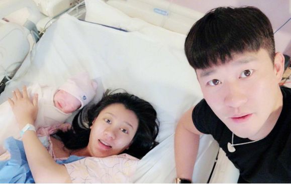 2018年2月7日,曹云金在微博晒出他和唐菀的结婚照.