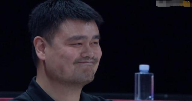 周琦发球失误,镜头立刻给到场边的姚明,后者无奈摇头