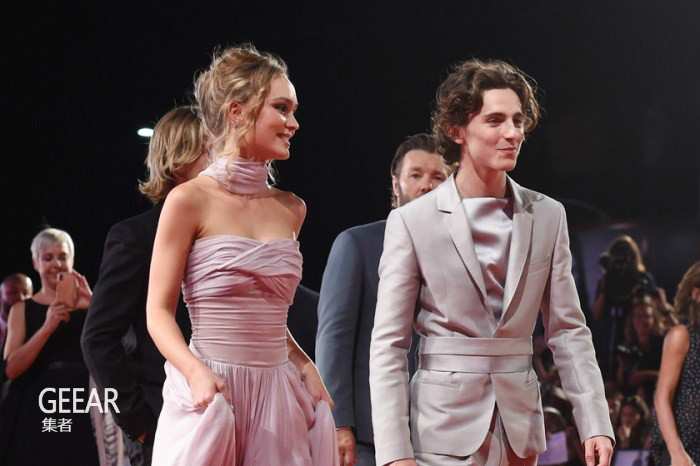 红毯公开亮相!lily-rose和甜茶出席首映式偷偷穿了情侣装?