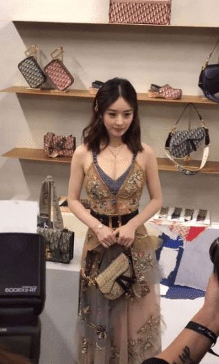 追胡歌把自己追成了一线明星，堪称胡歌最“牛”粉丝，真是威武！
