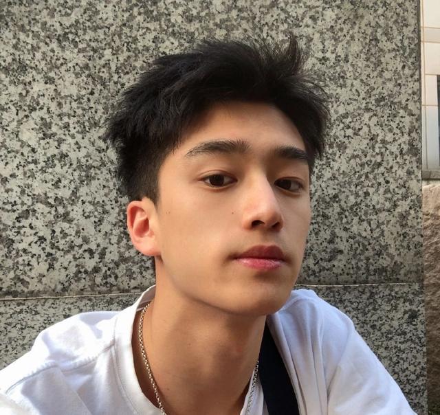 北电新生合照变“消消乐”，除了陈飞宇，娱乐圈预备役颜值堪忧