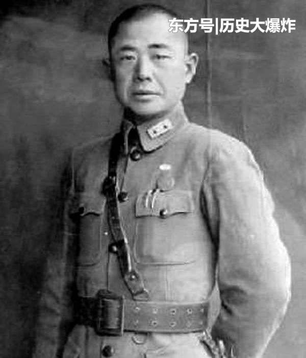 他靠发妻给的盘缠考进黄埔军校,后战场成名,有人说亲他坚决不从