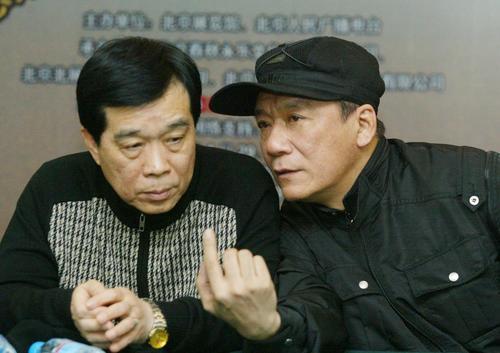 石富宽是捧哏,经常与侯耀文搭档,他和侯耀文也同为中国铁路文工团相声