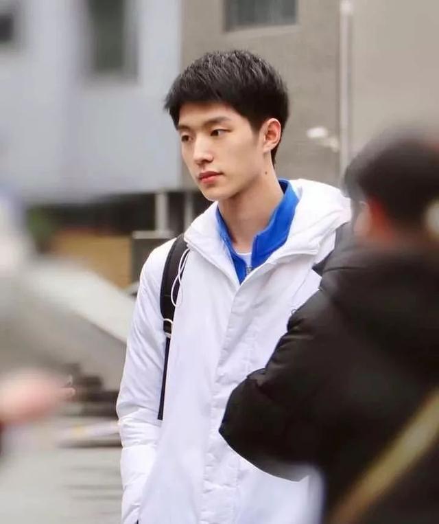 北电新生合照变“消消乐”，除了陈飞宇，娱乐圈预备役颜值堪忧