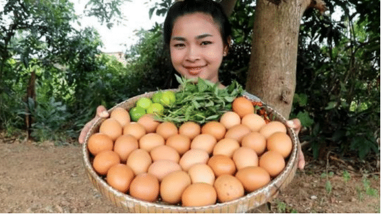 越南美女荒野做美食一锅煮了20个蛋看看她怎么吃法