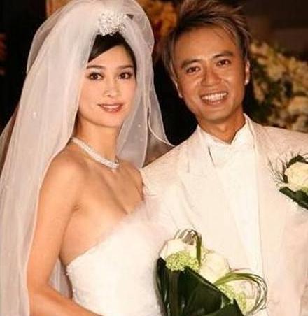 李克勤与老婆甜蜜逛街,他全程负责拿东西,两人结婚13年恩爱如初